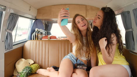 Car,-phone-and-friends-taking-selfie