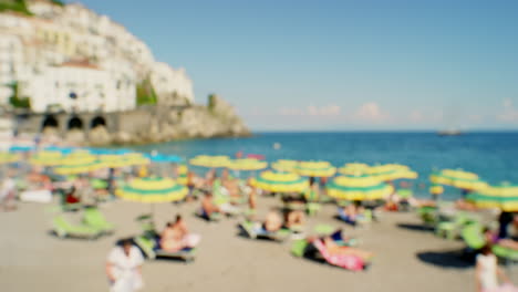 Strand,-Sommer-Und-Touristen-Im-Ausland-Beim-Sonnenbaden