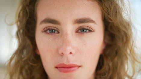 Retrato-De-Una-Hermosa-Joven-Con-Ojos-Azules