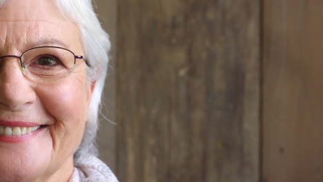 Nahaufnahme-Einer-Lächelnden-älteren-Frau-Mit-Optometrie