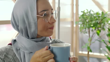 Entspannen,-Kaffee-Und-Ideen-Mit-Einer-Muslimischen-Frau