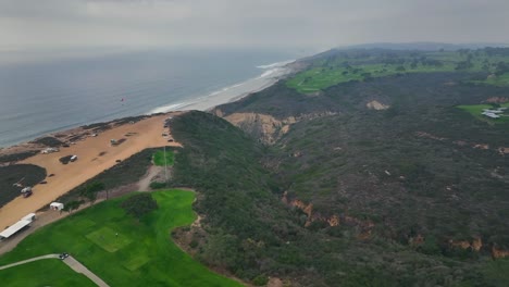 golf-course-overlooking-Pacific-Ocean-in-southern-California-coast,-at-Torrey-Pines-Natural-Reserve-in-San-Diego