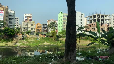 POV-Fahrt-Entlang-Der-Straße-Neben-Dem-Kanal-In-Einem-Wohngrundstück-In-Dhaka