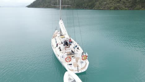 Eureka-II-Segelboot-Mit-Beiboot-Am-Nara-Inlet-Zur-Erkundung-Der-Whitsunday-Island-In-Queensland,-Australien