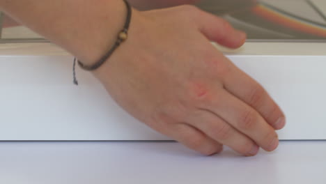 Hände-Einer-Person,-Die-Eine-Neue-M1-MacBook-Pro-Box-Auf-Weißem-Schreibtisch-Trägt