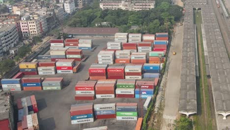 Luftbild-Speditionsaufnahme-Des-Binnencontainerdepots-Von-Dhaka-Im-Steamer-Ghat-Neben-Dem-Bahnhof-Für-Den-Transport-Der-Container-An-Einem-Sonnigen-Tag