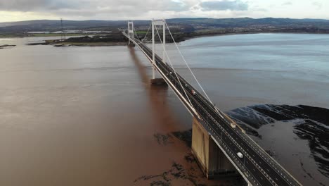 Drohnenaufnahme-Der-Severn-Brücke,-Die-England-Mit-Wales-In-Der-Nähe-Von-Bristol,-Großbritannien,-Verbindet