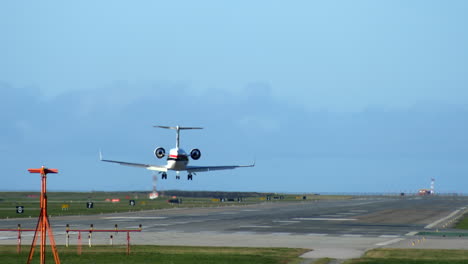 Aviones-Regionales-Aterrizando-En-La-Pista-Soleada,-Tiro-Largo,-Estático