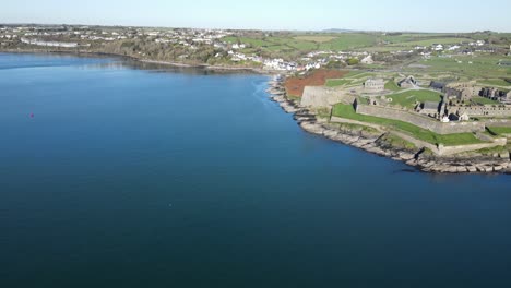 Un-Panorama-Aéreo-Desde-El-Lado-Del-Agua,-Summercove,-Charles-Fort,-Kinsale-En-Irlanda