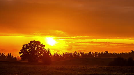 Wunderschöner-Zeitraffer-Eines-Sonnenuntergangs,-Der-Die-Silhouette-Der-Skyline-Zeichnet