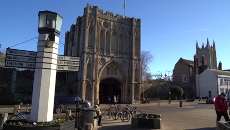La-Puerta-De-La-Abadía-Es-Un-Monumento-Histórico-Y-Una-Entrada-A-Los-Jardines-De-La-Abadía-En-Bury-St-Edmunds,-Reino-Unido