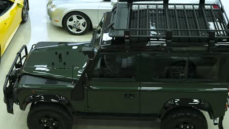 Dach-Des-Land-Rover-Defender-Classic,-Moosgrüne-Farbe-110,-Britischer-Safariwagen,-Jahrgang-1990