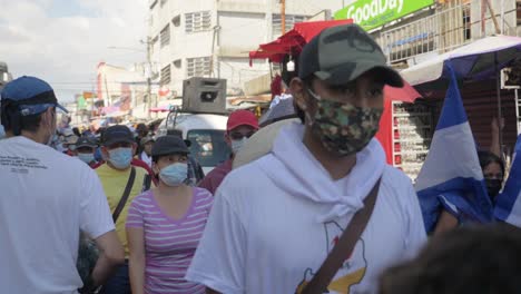 Salvadorianer-Gehen-Auf-Die-Straße,-Um-Friedlich-Gegen-Die-Aktuelle-Regierung-Zu-Protestieren-–-Zeitlupe