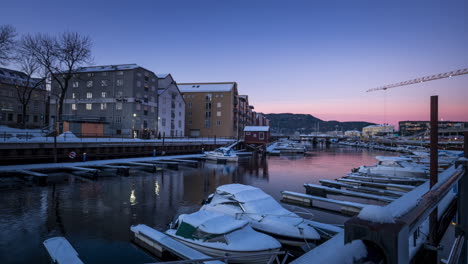 Zeitraffer-Eines-Bootshafens-Am-Fluss-Nidelva-In-Trondheim