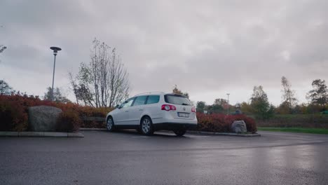 Weißer-Kombi-Steht-Auf-Einem-Kleinen-Parkplatz-In-Simrishamn,-Schweden-–-Statische-Totalaufnahme