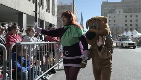Zeitlupen-Cosplay-Scooby-Und-Daphne-Wave-Und-Hi-Five-Afrikanische-Und-Lateinamerikanische-Kinder-Bei-Der-Weihnachtsparade-In-Tulsa-Stockvideo-Nr.-6