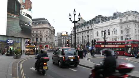 Busy-Piccadilly-Circus-scene-in-London,-with-busses-and-people