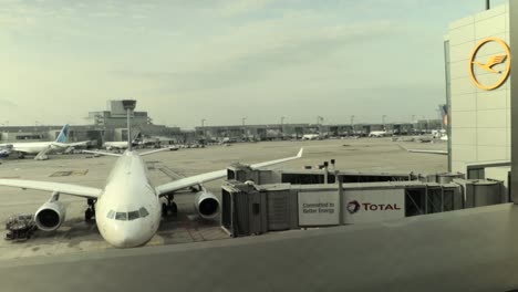 Lapso-De-Tiempo-De-Un-Avión-De-Lufthansa-Visto-Desde-El-Interior-Del-Aeropuerto-De-Frankfurt