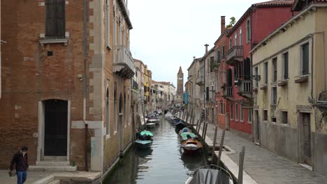 Blick-Auf-Den-Traditionellen-Schmalen-Gran-Kanal-Von-Venedig-Mit-Dem-Glockenturm-Von-San-Marco-Im-Hintergrund
