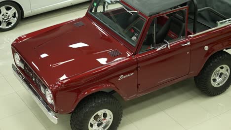Klassisches-Ford-Bronco-Vintage-Rotes-Oldtimerdach,-Antikes-Pick-up-Fahrzeug