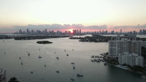 Luftaufnahme-Der-Biscayne-Bay-Bei-Sonnenuntergang-Und-Gebäude-In-Der-Innenstadt-Von-Miami-In-Der-Untergehenden-Sonne