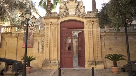 Offene-Tore-Zum-Nationalmuseum-Für-Naturgeschichte-In-Der-Stadt-Mdina-Auf-Malta