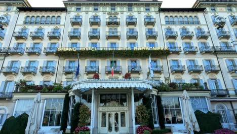 Main-entrance-of-luxurious-Grand-Hotel-des-Iles-Borromees-in-Stresa,-Italy