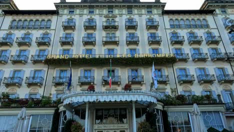 Main-entrance-of-beautiful-luxury-Grand-Hotel-des-Iles-Borromees-in-Stresa,-Italy