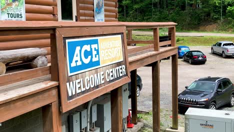 Schild-Des-Ace-Adventure-Resort-Welcome-Center