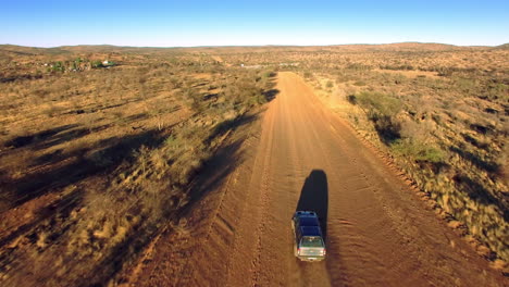 Conduciendo-Por-El-árido-Paisaje-De-Namibia