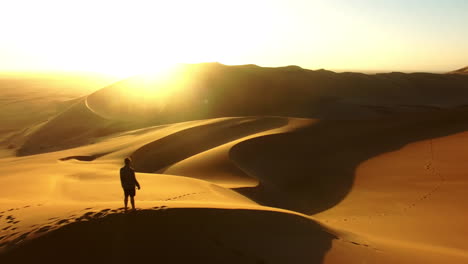 Vagando-Por-El-Desierto-Al-Amanecer