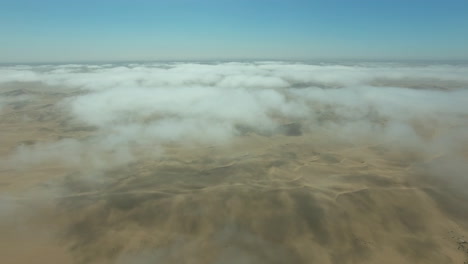 Nubes,-Paisaje-Y-Arena-Con-Desierto