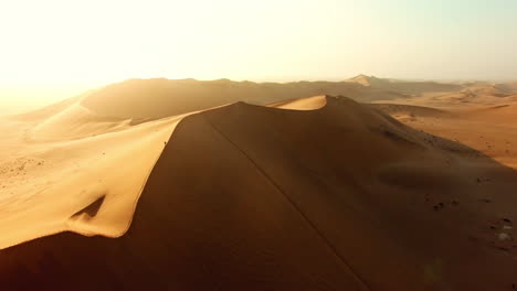 Alone-in-the-vastness-of-the-desert