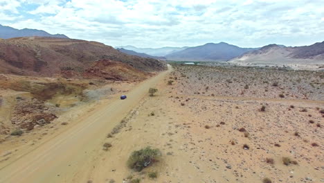 Fahrt-Durch-Die-Trockene-Wüste