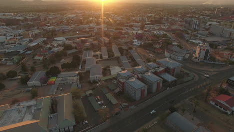 Die-Sonne-Geht-über-Windhoek-Unter