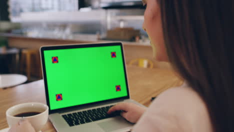 Eine-Junge-Frau-Benutzt-Einen-Laptop-Mit-Grünem-Bildschirm
