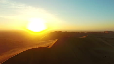 Sonnenaufgang-über-Der-Namib-Wüste