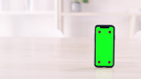 Ein-Smartphone-Mit-Einem-Grünen-Bildschirm,-Der-Umblättert