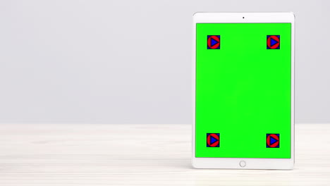 Ein-Digitales-Tablet-Mit-Einem-Grünen-Bildschirm,-Der-Umblättert