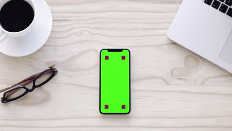 Ein-Smartphone-Mit-Einem-Grünen-Bildschirm,-Der-Verschiebbar-Ist