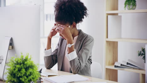Stress-Geschäftsfrau,-Die-Unter-Kopfschmerzen-Leidet