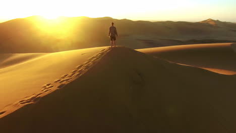 Den-Sonnenaufgang-In-Der-Wüste-Genießen