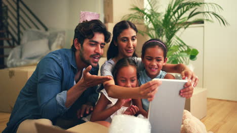 Eine-Junge-Familie-Bei-Einem-Videoanruf-Mit-Einem-Tablet