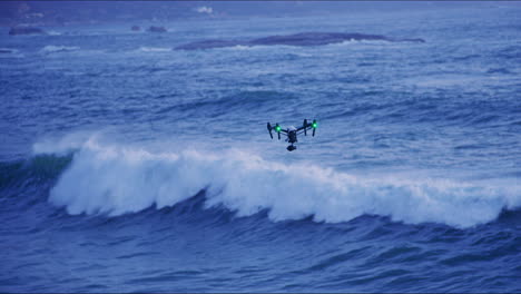 Un-Dron-Volando-Sobre-Las-Olas-Del-Océano-Al-Atardecer