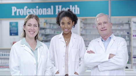 Portrait-of-leading-health-care-workers-looking