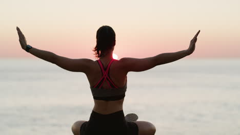Una-Mujer-Irreconocible-Practicando-Yoga-Al-Aire-Libre