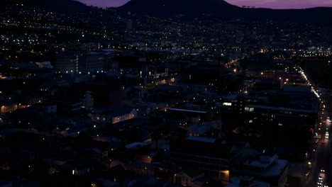 Imágenes-De-Drones-De-4k-De-Luces-De-La-Ciudad-Por-La-Noche