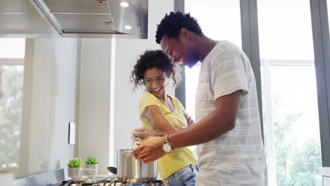 Glückliches-Schwarzes-Paar,-Das-Spaß-Beim-Kochen-In-Einer-Küche-Hat