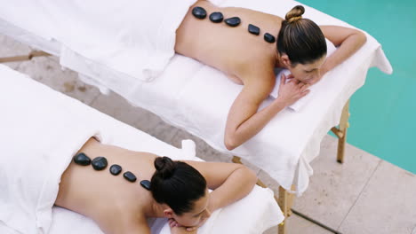 Die-Hot-Stone-Massage-Löst-Verspannungen