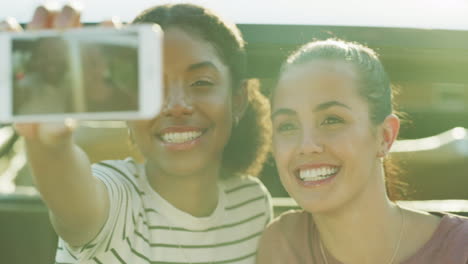 Dos-Mujeres-Jóvenes-Tomando-Selfies-Juntas